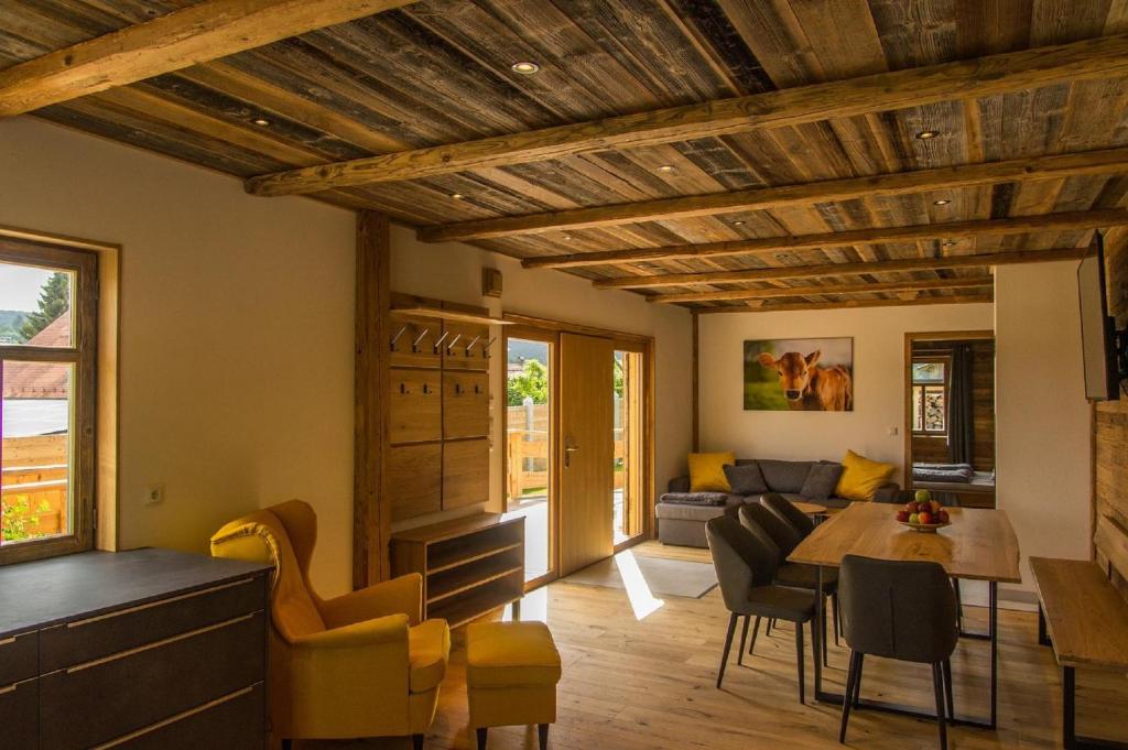 Posezení v ubytování Chalet am Ölberg mit Badefass und Altholzsauna