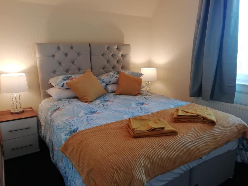 1 dormitorio con 1 cama con 2 toallas en Carvetii - Walter House - First floor flat sleeps 6 en Leslie