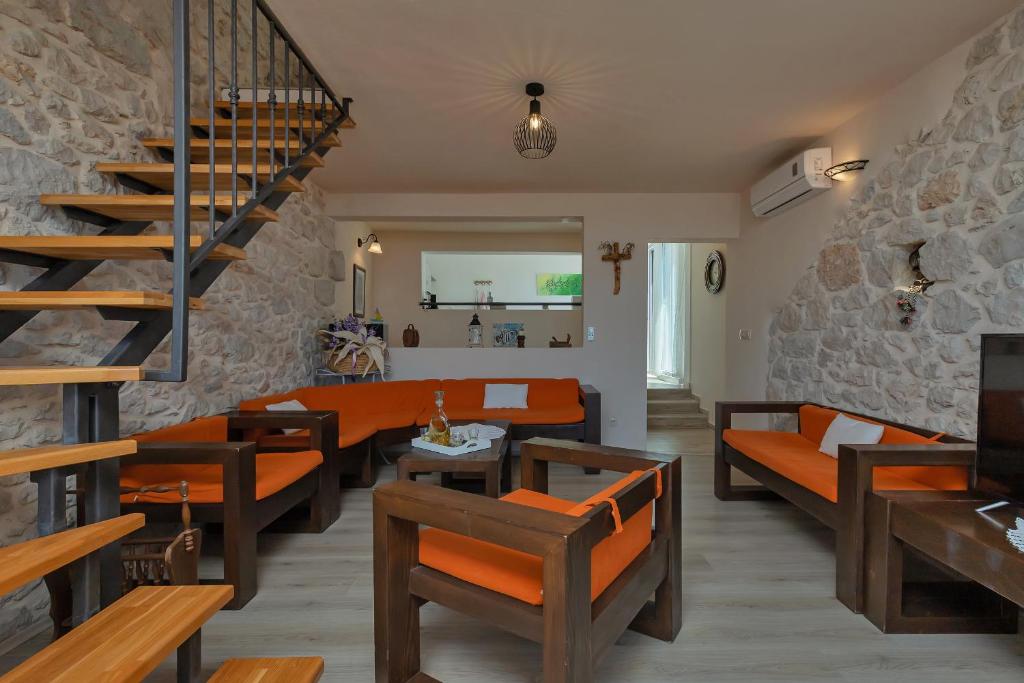 Televízia a/alebo spoločenská miestnosť v ubytovaní Holiday House Nede