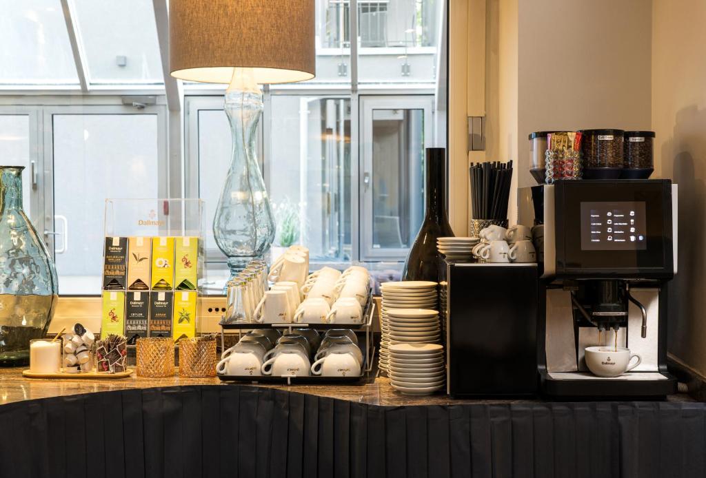 Příslušenství pro přípravu čaje a kávy v ubytování Arthotel ANA Eden