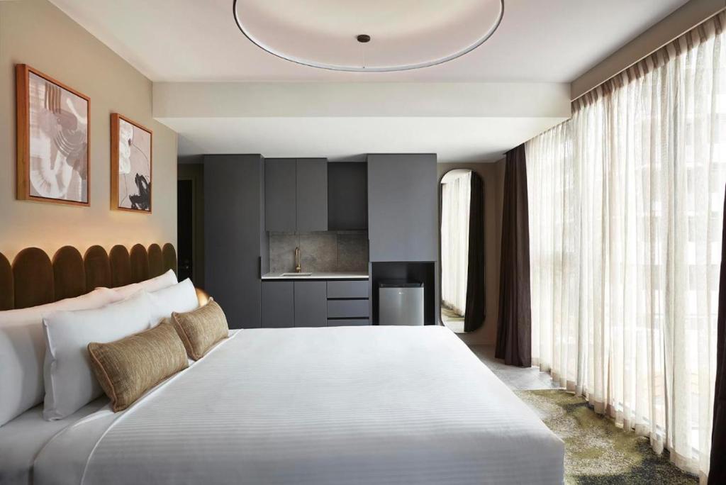 Postel nebo postele na pokoji v ubytování Melbourne City Apartment Hotel