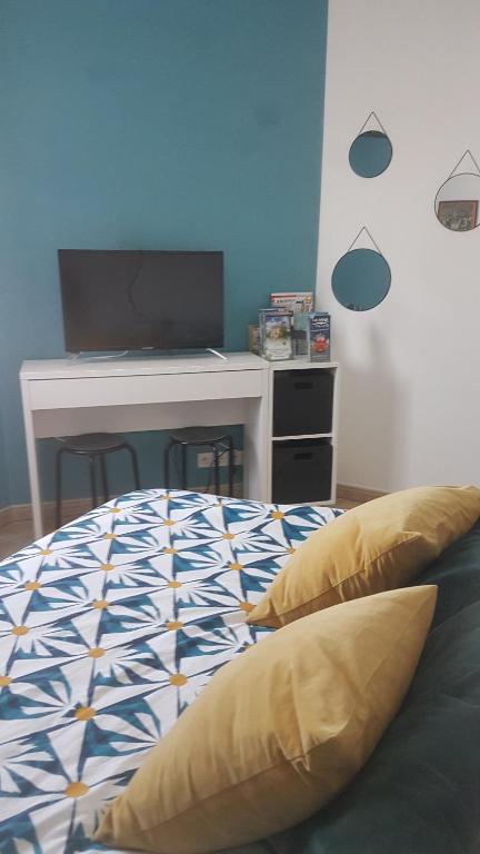 Televízia a/alebo spoločenská miestnosť v ubytovaní Chambre privée des 2 Clochers