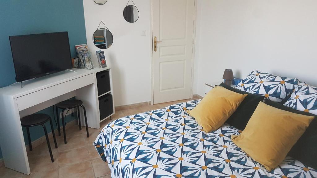 Posteľ alebo postele v izbe v ubytovaní Chambre privée des 2 Clochers