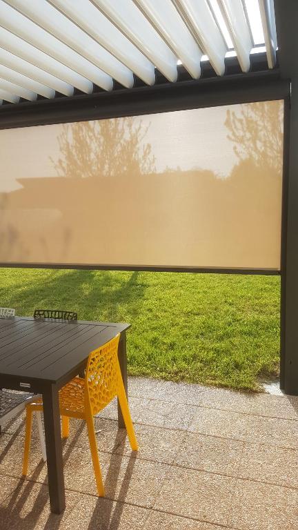 Patio alebo iná vonkajšia časť ubytovania Chambre privée des 2 Clochers
