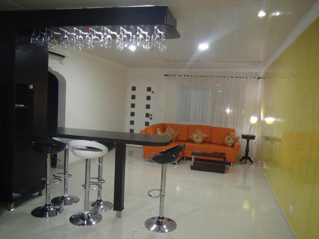 uma sala de estar com uma mesa e um sofá em I BBBSAI Casa Vacacional en San Andres Islas – Alquiler em San Andrés