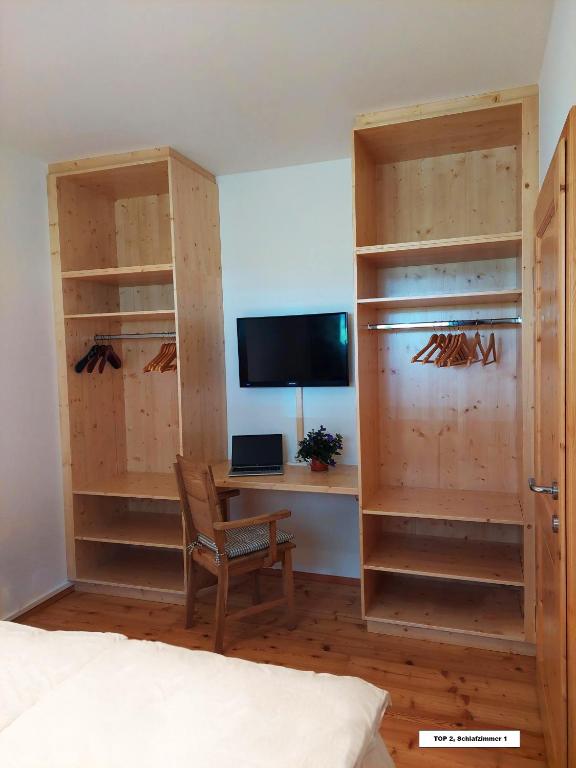 A television and/or entertainment centre at Appartement Bel Monte - Kärnten Card Sommer inklusive