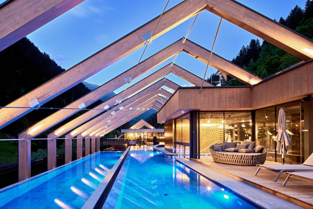 Bazén v ubytování ZillergrundRock Luxury Mountain Resort nebo v jeho okolí