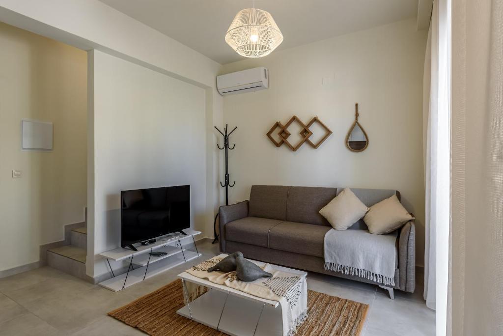 TV a/nebo společenská místnost v ubytování Azure Beach Villas