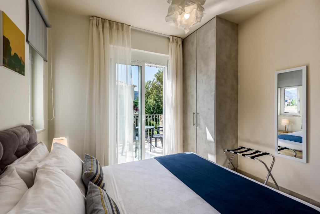 Postel nebo postele na pokoji v ubytování Azure Beach Villas