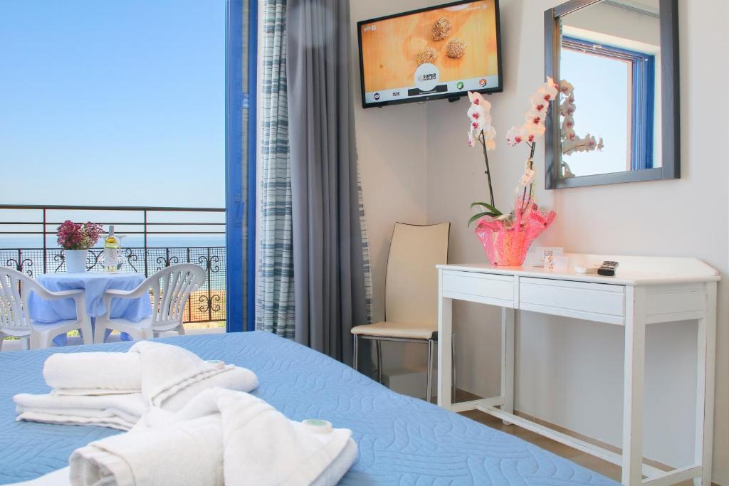 TV a/nebo společenská místnost v ubytování Alexis Hotel