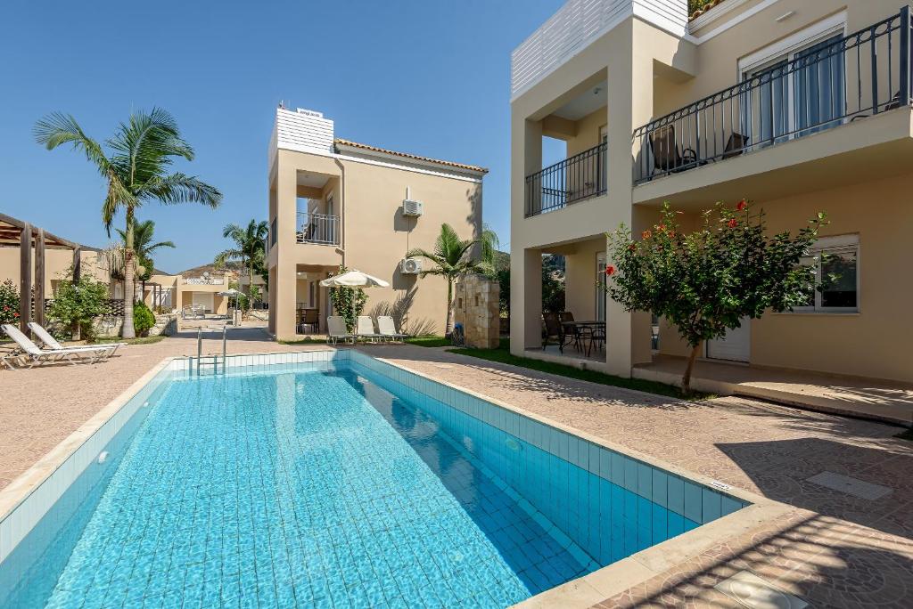 Bazén v ubytování Azure Beach Villas nebo v jeho okolí