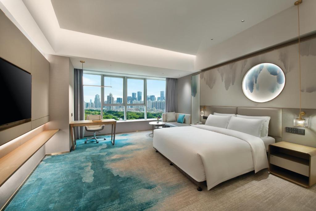 Postel nebo postele na pokoji v ubytování Shenzhen Grand Skylight Garden Hotel