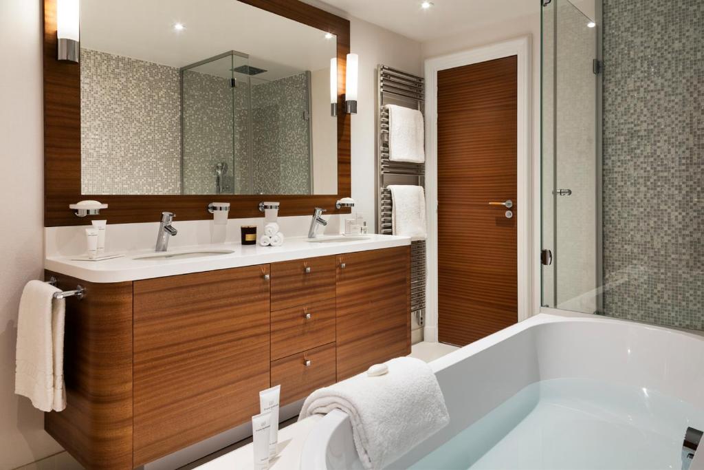 Ванная комната в Hôtel Barrière Le Normandy