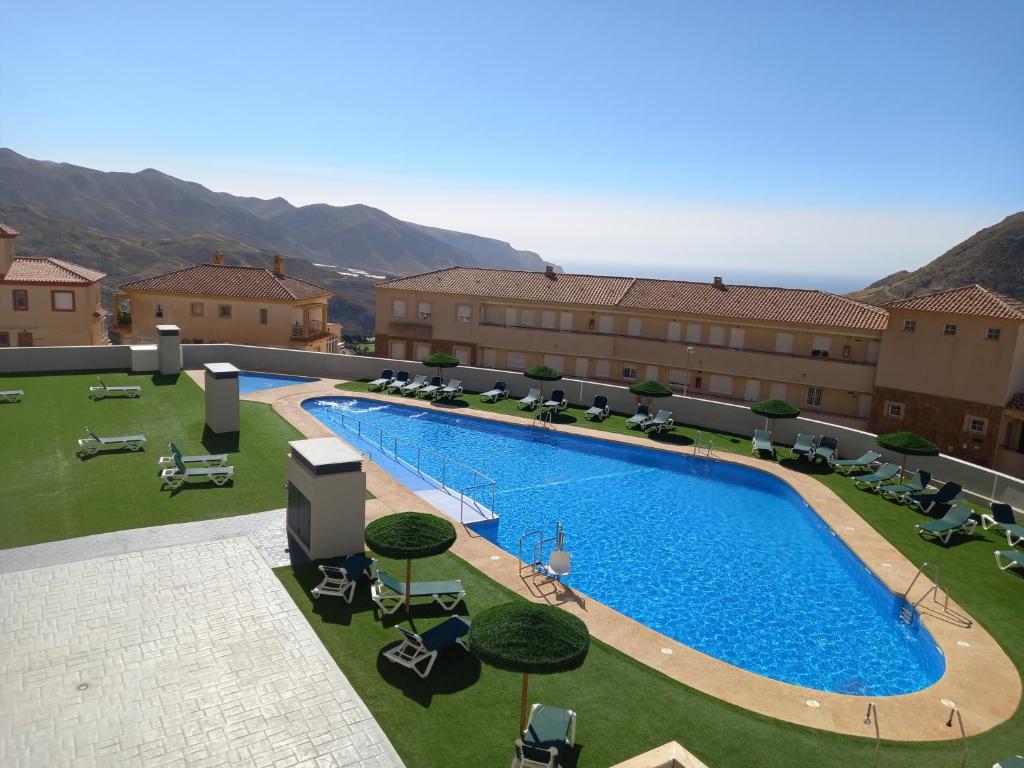 una vista aérea de un hotel con una gran piscina en Casas Nuestras II Andalucia La Envia Golf piscinas de verano y climatizada en invierno, fitness center wifi y parking disponible con reserva en Vícar