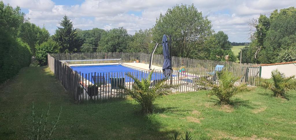una valla alrededor de una piscina en un patio en cheztitoine, en Pouzauges