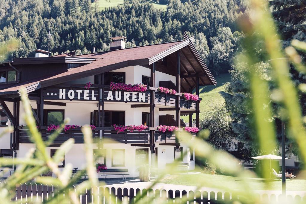 a hotel arrival with flowers on the front of a building at Hotel Auren in San Giovanni in Val Aurina