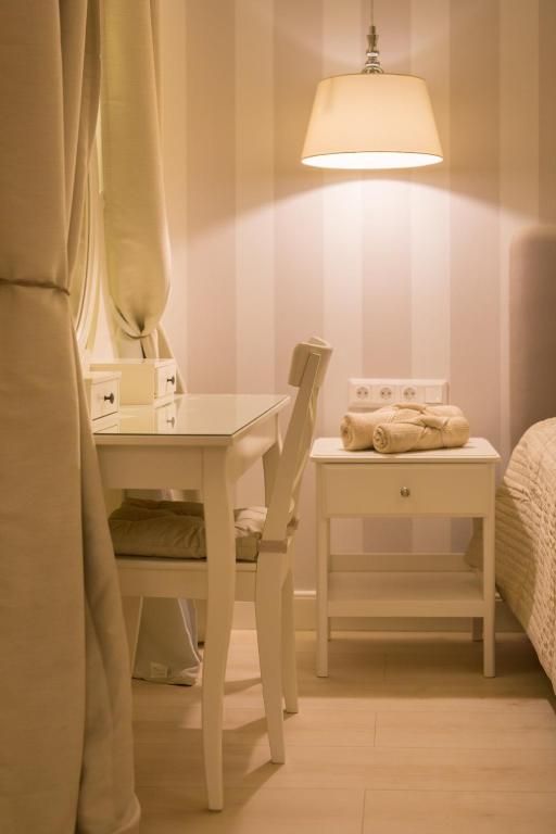 Postel nebo postele na pokoji v ubytování PANNI Stylish two bedroom flat by Andrássy Street