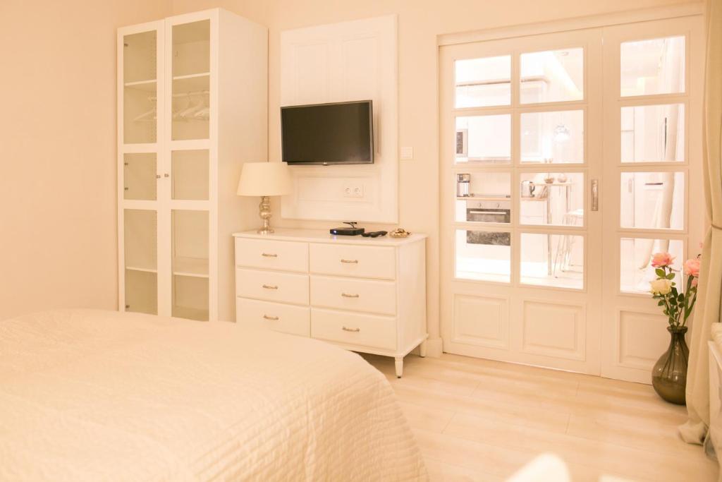 TV a/nebo společenská místnost v ubytování PANNI Stylish two bedroom flat by Andrássy Street