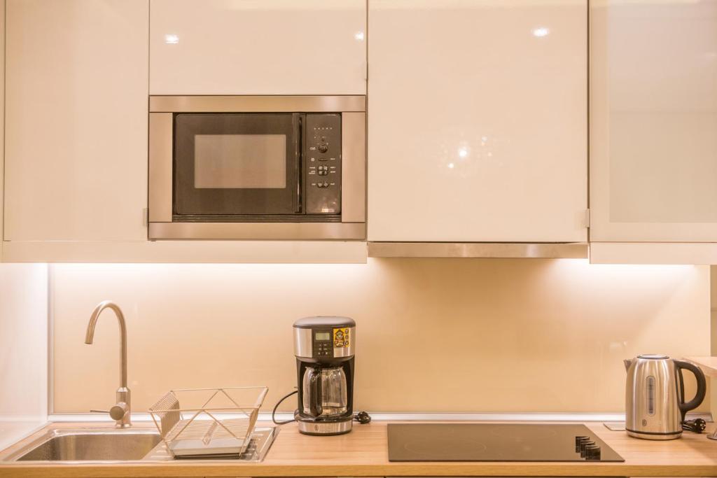 Kuchyň nebo kuchyňský kout v ubytování PANNI Stylish two bedroom flat by Andrássy Street