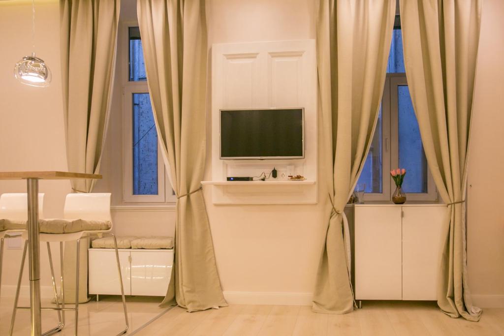 TV a/nebo společenská místnost v ubytování PANNI Stylish two bedroom flat by Andrássy Street