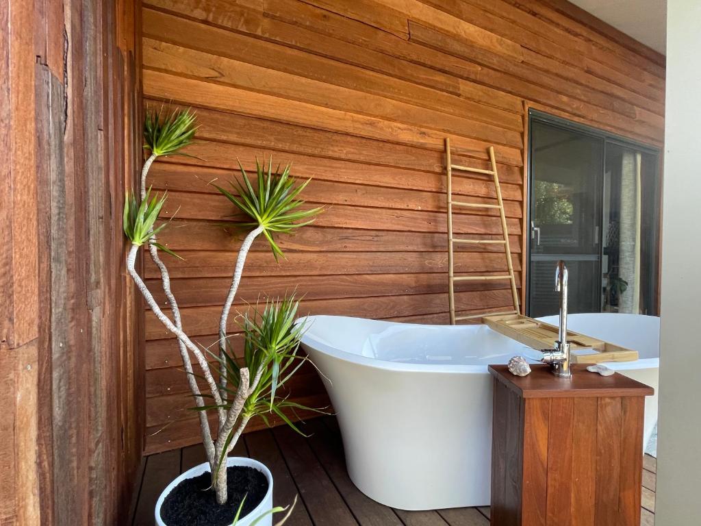 Koupelna v ubytování Grape Juice Retreat Rustic romantic gateway 5mins to beaches & town