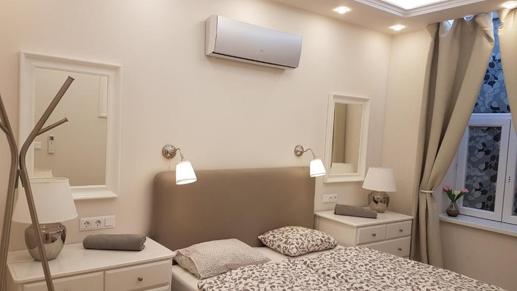 Postel nebo postele na pokoji v ubytování PANNI Stylish two bedroom flat by Andrássy Street