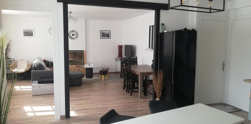 ein Wohnzimmer mit einem Sofa und einem Tisch in der Unterkunft La Marselloise 105 m² in Marsilly