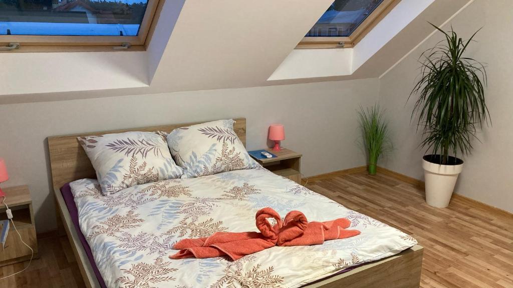 ein Schlafzimmer mit einem Bett mit zwei Handtüchern darauf in der Unterkunft Bar&Noclegi Grey in Włodawa