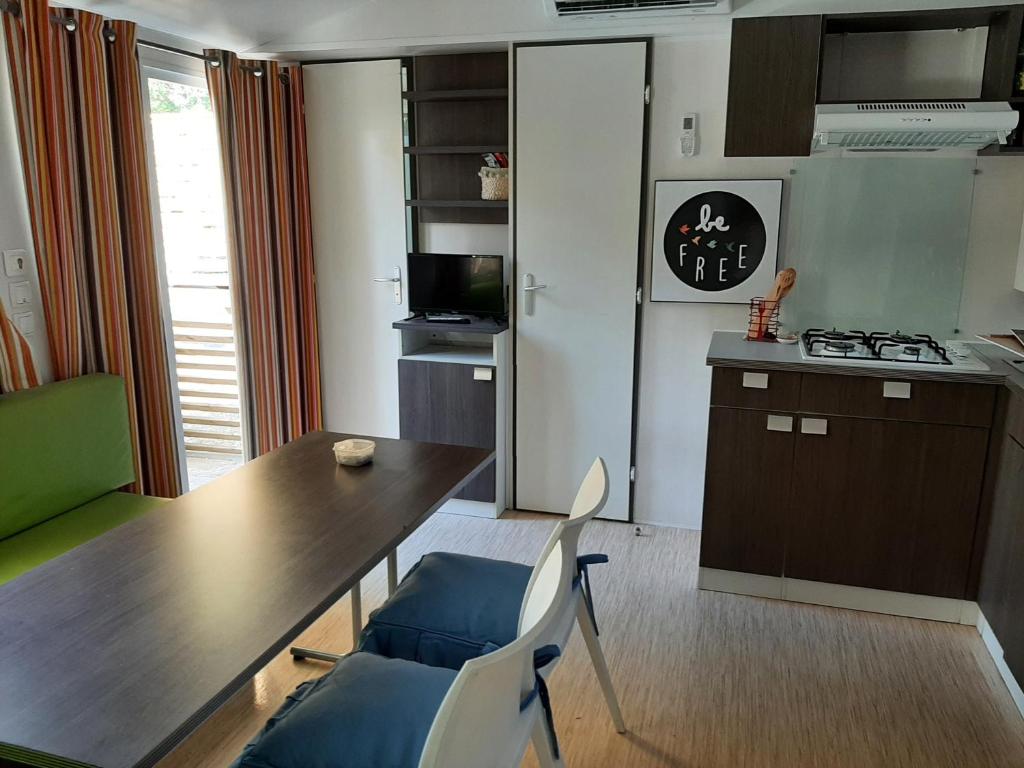 Kuchyňa alebo kuchynka v ubytovaní mobile home entierement équipé