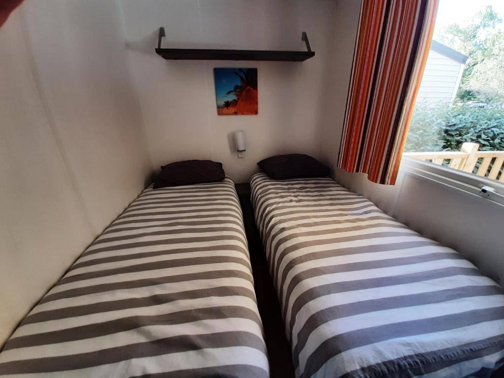 Posteľ alebo postele v izbe v ubytovaní mobile home entierement équipé