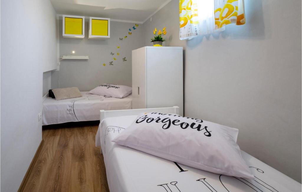 Łóżko lub łóżka w pokoju w obiekcie 2 Bedroom Stunning Home In Sisan