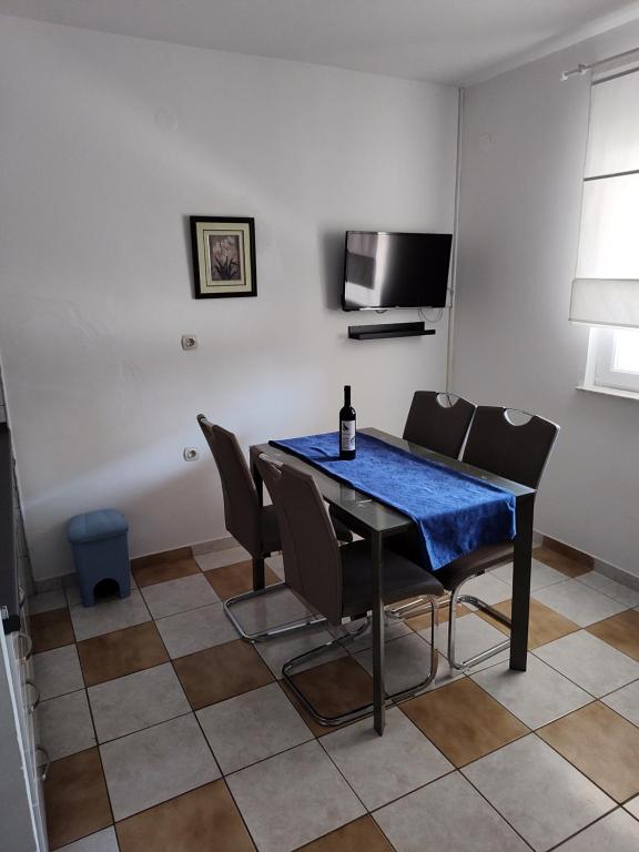 Televízia a/alebo spoločenská miestnosť v ubytovaní Edith's Olive Garden