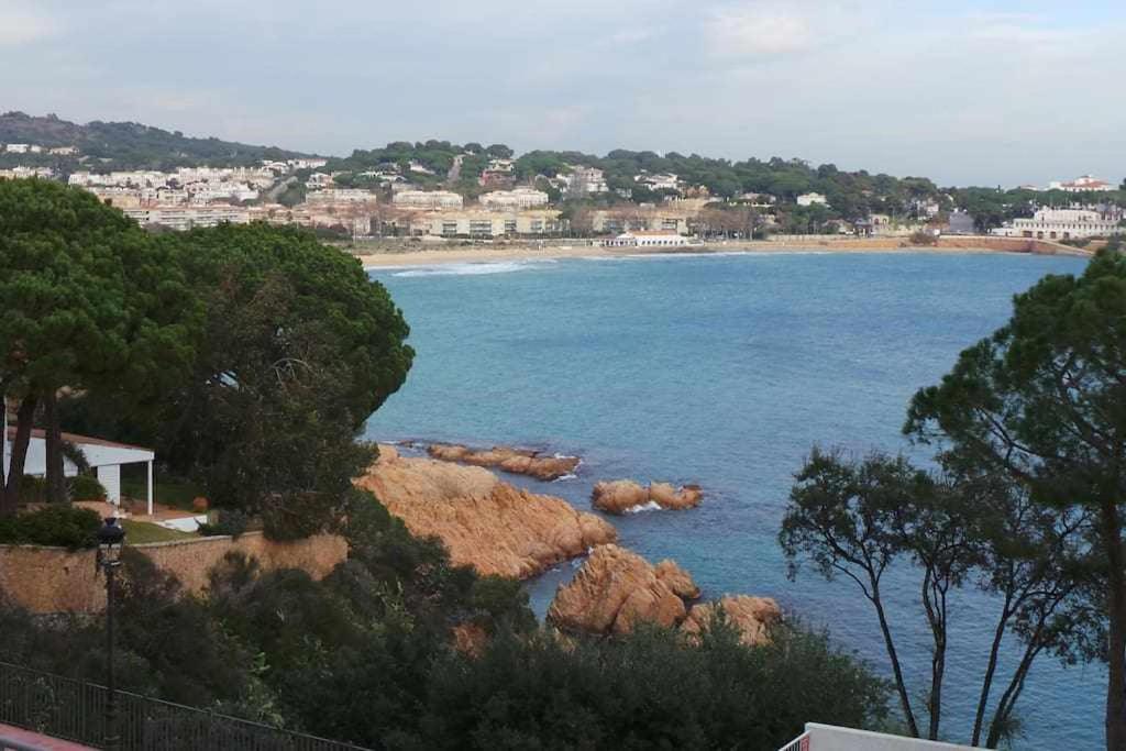 uma vista para um corpo de água com uma praia em Costa Brava Sagaró frontbeach cala acces em Sant Feliu de Guíxols
