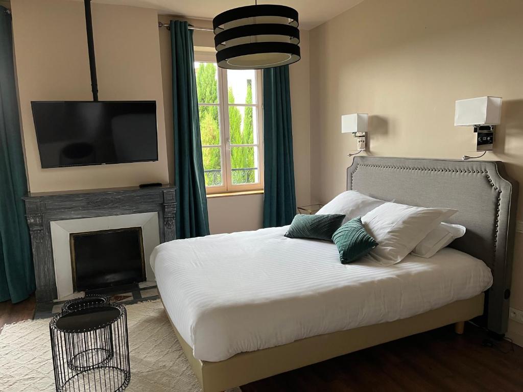 Ένα ή περισσότερα κρεβάτια σε δωμάτιο στο Hôtel La Vinaigrerie LOGIS