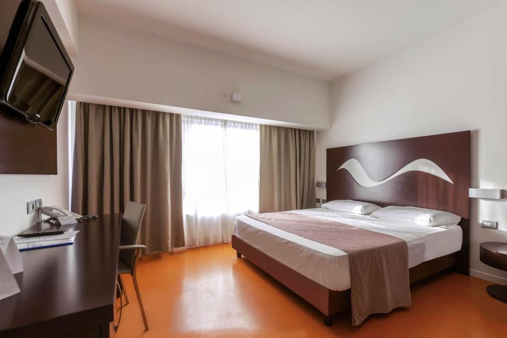 Hotel Poseidon tesisinde bir odada yatak veya yataklar