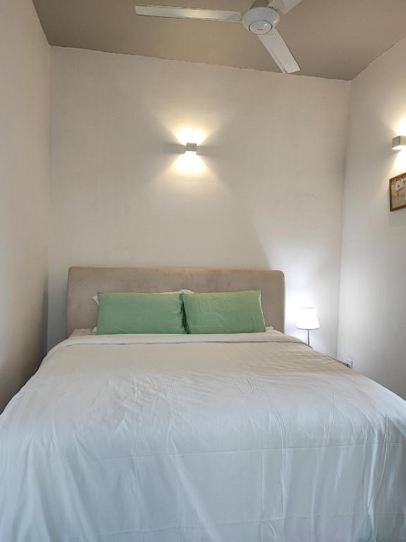 Postel nebo postele na pokoji v ubytování W6WarmStay@GoldenHills/3RPenthouse/WiFi/PasarMalamView/2carpark