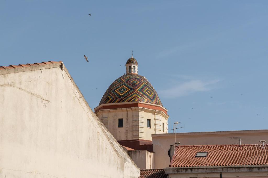 un bâtiment avec un dôme en haut dans l'établissement Pepigall Apartments, à Alghero
