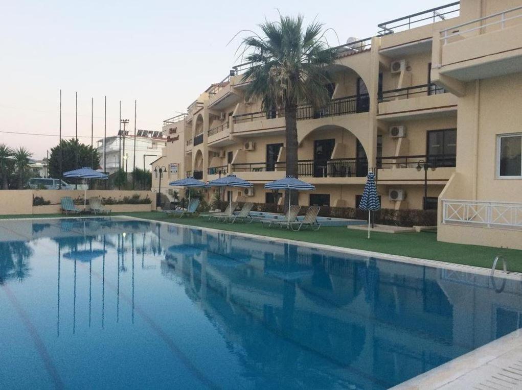 einem großen Pool vor einem Gebäude in der Unterkunft Smart Accommodation Rhodes in Rhodos (Stadt)