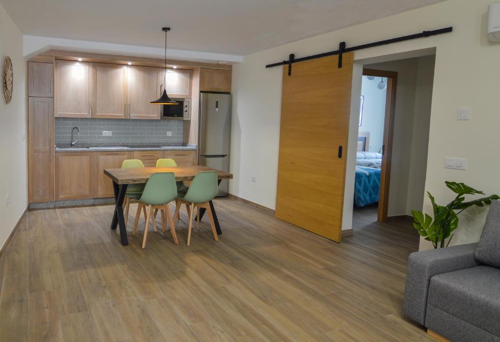 Kuchyňa alebo kuchynka v ubytovaní Apartamentos Turísticos Hornillo AT-CC-00681