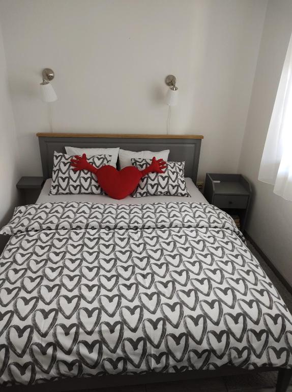 - une chambre avec un lit et une couette noire et blanche dans l'établissement Happy Apartment, à Karlovac