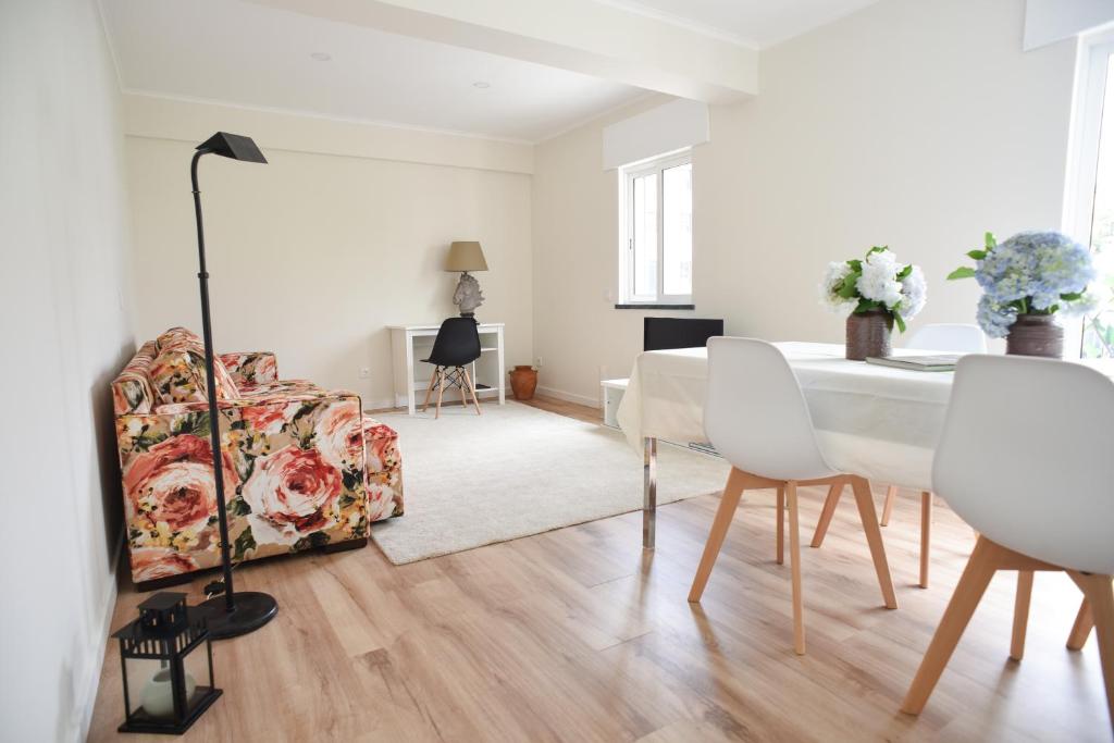 uma sala de estar com uma mesa e uma cadeira em Nia Azorean Apartments em Horta