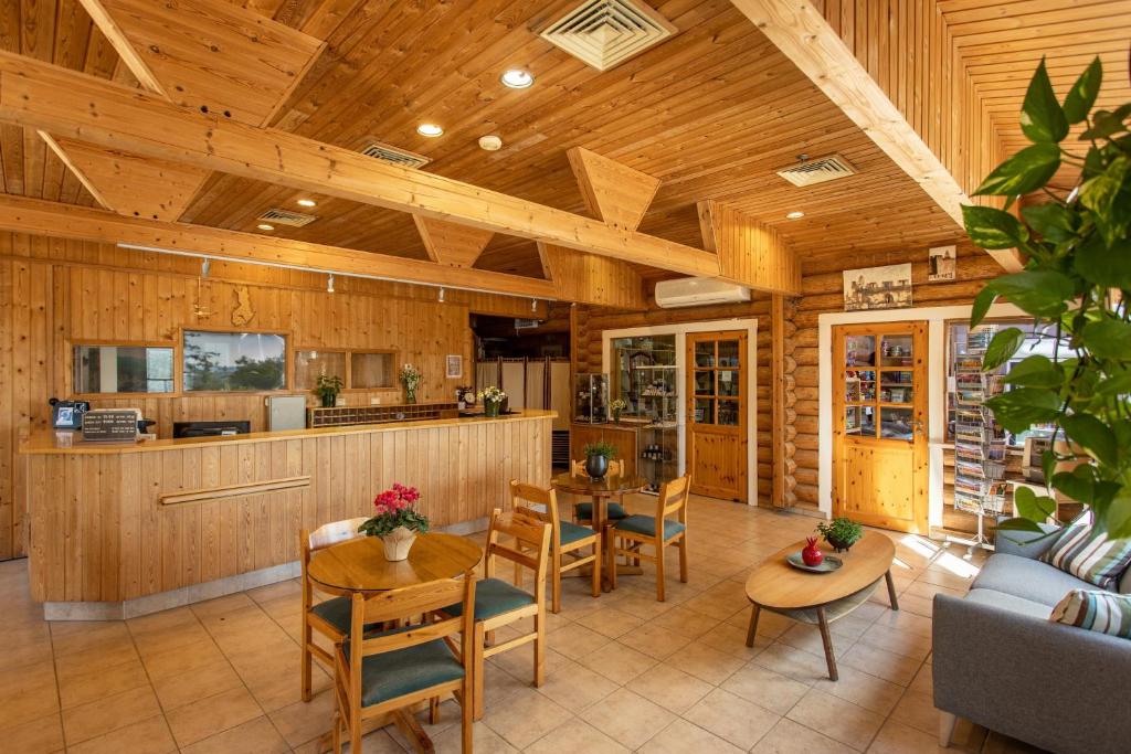 Kuchyň nebo kuchyňský kout v ubytování Logos hotel in Yad Hashmona