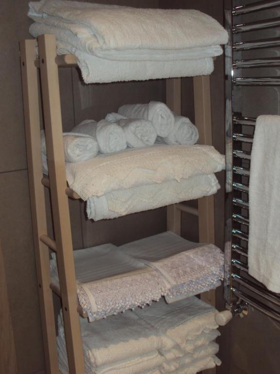 un toallero con toallas blancas. en Casa nel bosco, en Livata
