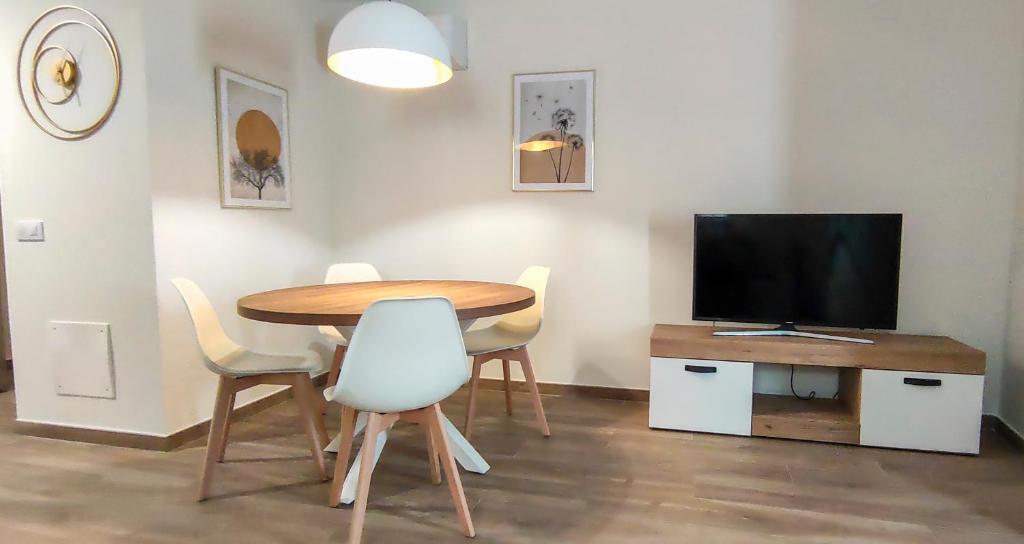 Televízia a/alebo spoločenská miestnosť v ubytovaní Apartamentos Turísticos Hornillo AT-CC-00681
