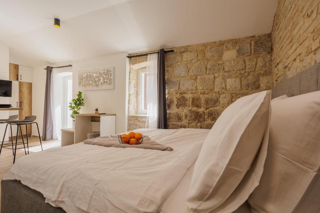 um quarto com uma cama com laranjas em Apartments Piritus em Split