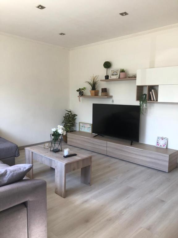 TV a/nebo společenská místnost v ubytování Vivienda amplia y luminosa a escasos metros de la playa de Cangas.