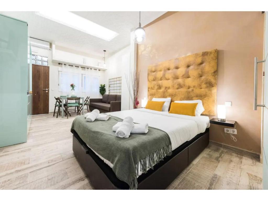 a bedroom with a large bed with towels on it at Precioso estudio situado en la zona de Las Ventas Barbadillo Der in Madrid