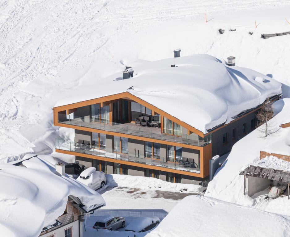 een huis is bedekt met sneeuw bij Mountain Vita in Obertauern