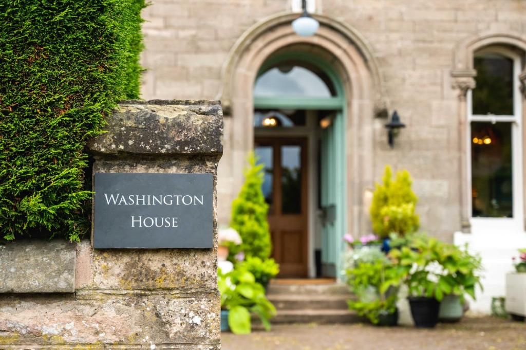 un edificio con un letrero que lee Washington House en Washington House, en Nairn