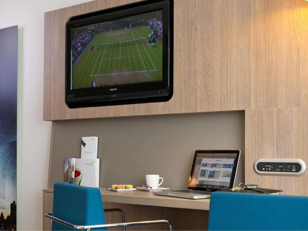 TV a/nebo společenská místnost v ubytování Novotel Leuven Centrum